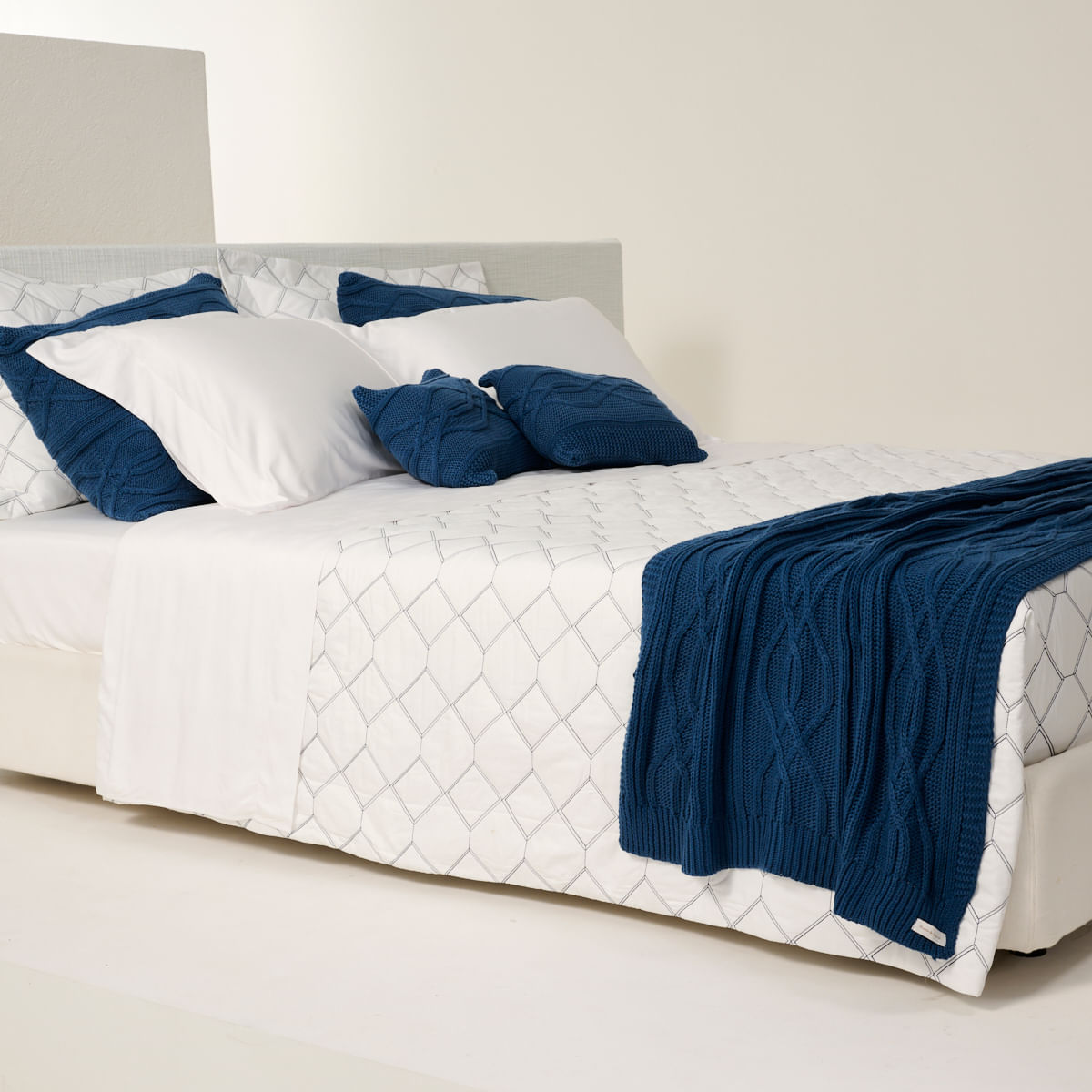 10 01 0391 Colcha Zahara Branco Marinho 002